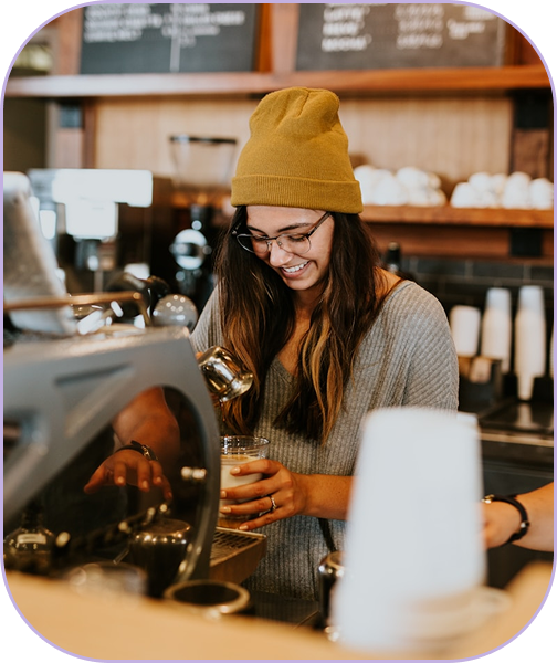barista sirviendo cafe en la barra